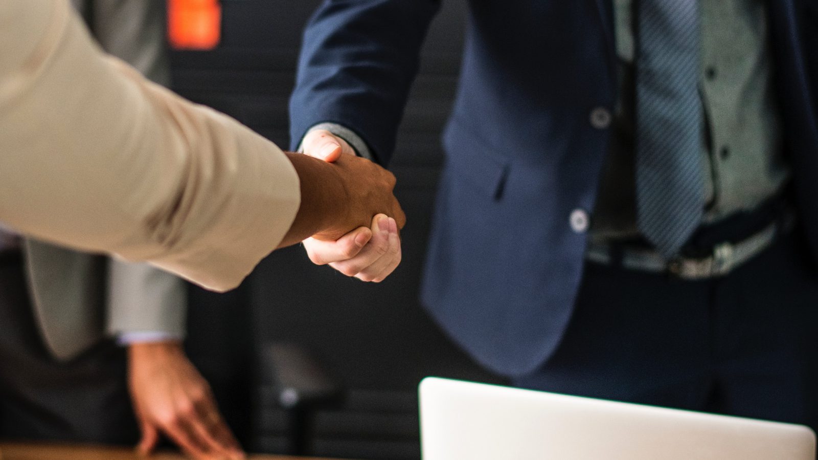 handshake-9330565